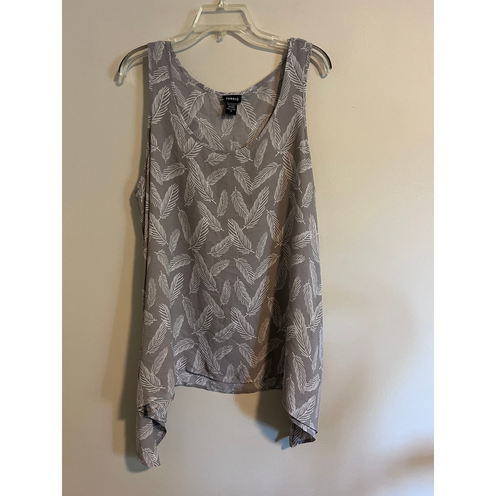 Torrid Gray Feather Print Sharkbite Hem Tank Top Blouse Size 0 Large 12 - Picture 1 of 6